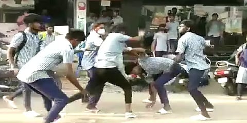 மீண்டும் சர்ச்சை - சாலையில் சண்டையிட்டுக் கொண்ட அரசுப் பள்ளி மாணவர்கள்