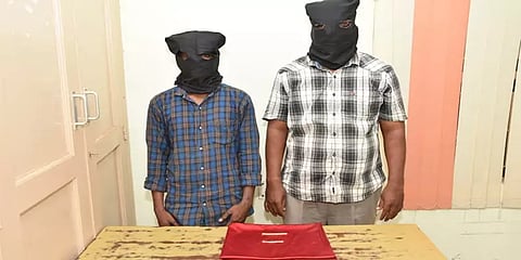 மதுரை: பூட்டிய வீடுகளை நோட்டமிட்டு கொள்ளையில் ஈடுபட்டதாக இருவர் கைது