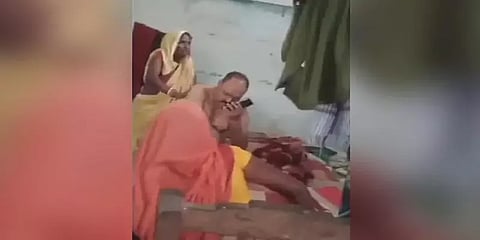 "மகனுக்கு ஜாமீன் வேணும்னா மசாஜ் பண்ணனும்" அடாவடி செய்த போலீஸ் - வைரலான வீடியோ