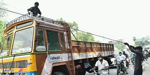 சாலையின் குறுக்கே தொங்கிய கேபிள் - போக்குவரத்தை சீர்செய்த சிறுவர்களை பாராட்டிய டிஎஸ்பி