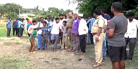 பச்சிளம் குழந்தையை ஏரியில் வீசிச்சென்ற அவலம்: பெண்சிசுக் கொலையா என போலீசார் விசாரணை