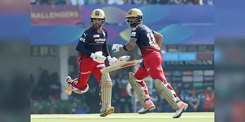 ரசிகர்களின் பொறுமையை சோதித்து அரைசதம் அடித்த விராட் கோலி! குஜராத்துக்கு 171 ரன் இலக்கு