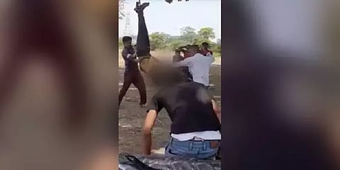 திருடிய பாதுகாவலரை மரத்தில் தலைகீழாக தொங்கவிட்டு அடித்து உதைத்த கொடூரம் - வைரல் வீடியோ