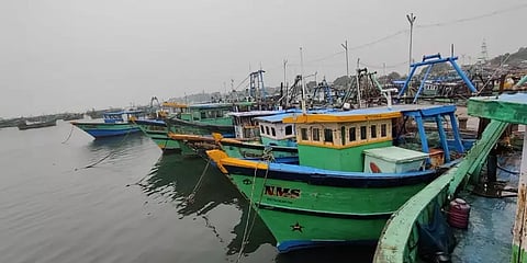 ‘கரையில் பிறந்து.. கடலில் மிதந்து’-மீன்பிடிதடை காலமும்.. மீனவர்களின் கண்ணீர் வாழ்க்கையும்!