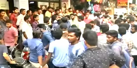 கடையில் பணியாற்றிய பெண்ணுக்கு பாலியல் தொந்தரவு கொடுத்ததாக உரிமையாளருக்கு சரமாரி அடி, உதை