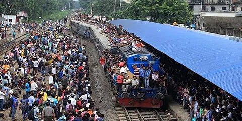 வங்கதேசம்: ரம்ஜானை கொண்டாட தலைநகரிலிருந்து சொந்த ஊருக்கு படையெடுக்கும் மக்கள்