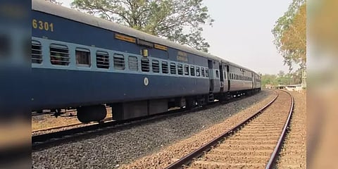 பாலியல் வன்கொடுமை முயற்சி - ஓடும் ரயிலில் இருந்து தூக்கி வீசப்பட்ட பெண்!