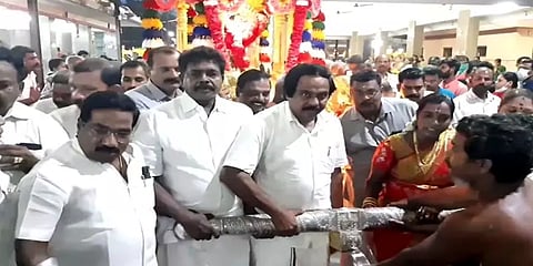 அமைச்சர் தலைமையில் இழுக்கப்பட்ட மண்டைக்காடு பகவதியம்மன் கோயில் தங்கத்தேர்