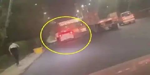 வாக்குவாதத்தால் ஆத்திரம் - கல்லூரி மாணவர் மீது காரை ஏற்றி சென்ற இளைஞர்கள்! வீடியோ வைரல்