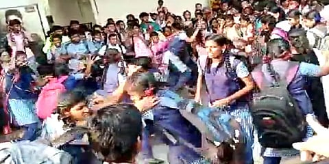 மதுரை: மாணவிகள் தாக்கிக் கொண்ட விவகாரம்- மாநகராட்சி கல்வி அலுவலர் விசாரணை