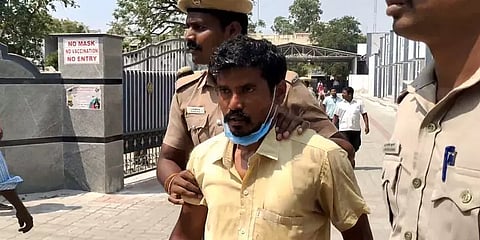 "ஊராட்சி மன்றத்தலைவர் மீது நடவடிக்கை எடுங்கள்" - தீக்குளிக்க முயன்ற ராணுவ வீரரின குடும்பம்