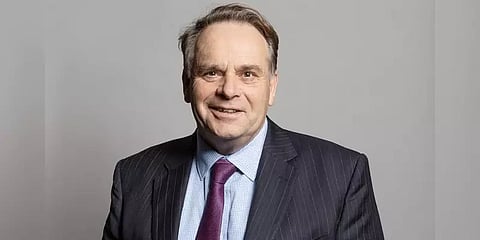 இங்கிலாந்து நாடாளுமன்றத்தில் வைத்து ஆபாச படம் பார்த்த ஆளுங்கட்சி எம்.பி. ராஜினாமா!