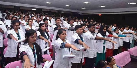 ராமநாதபுரம் மருத்துவக் கல்லூரியிலும் ’சரக் சபத்’ என்ற உறுதிமொழி ஏற்கப்பட்டதாக சர்ச்சை!