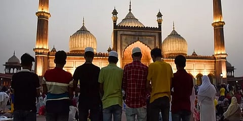 களைகட்டும் ரம்ஜான் கொண்டாட்டங்கள்... சிறப்பு தொழுகைகளில் இஸ்லாமியர்கள்!