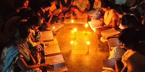 பள்ளி பொதுத்தேர்வின்போது தடையற்ற மின்சாரம் வழங்குக: மின்வாரியம் உத்தரவு