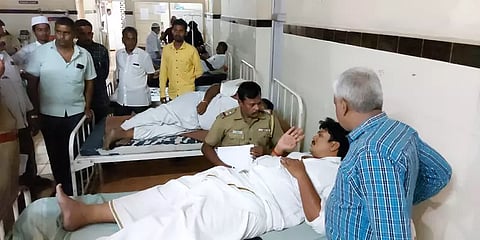 வாணியம்பாடியில் இரு வணிகர் சங்கங்கள் இடையே மோதல் - 7 பேர் மருத்துவமனையில் அனுமதி