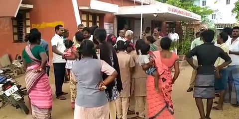 கடலூர்: பள்ளிக்குச் செல்லும் மாணவிகள் மீது கல்லெறிந்த இளைஞர்.. தர்ம அடி கொடுத்த பொதுமக்கள்