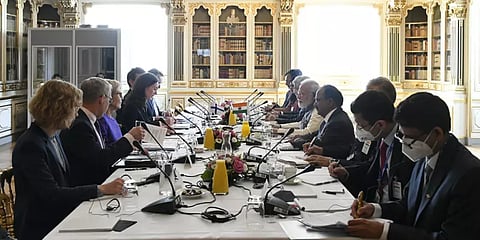 பிரதமர் மோடியை ஆரத்தழுவி வரவேற்ற பிரான்ஸ் அதிபர்: 5 நாட்டு தலைவர்களுடன் பேச்சுவார்த்தை!