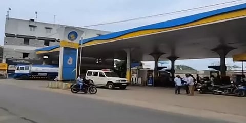 15 லி. கொள்ளளவு வாகனத்துக்கு 18.4 லி. பெட்ரோல் நிரப்பியதாக ரசீது? புகாரளித்த வாகன ஓட்டி