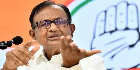 நீதிமன்றத்தில் காங்கிரஸ் வழக்கறிஞர்களால் சுற்றி வளைக்கப்பட்ட ப.சிதம்பரம்: காரணம் என்ன?