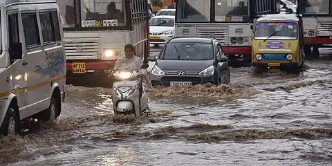 தெலங்கானா: மேகவெடிப்பால் கொட்டித்தீர்த்த பெருமழை; குடியிருப்புகளை சூழ்ந்த மழைநீர்