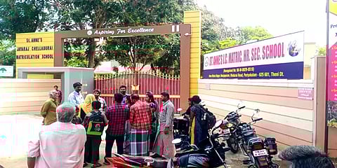 தேனி: ‘பீஸ் கட்டுங்க இல்லாட்டி கூட்டிட்டு போங்க’-தேர்வு எழுத முடியாமல் தவிக்கும் மாணவர்கள்