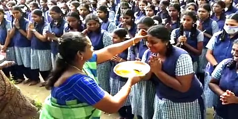 ஆரத்தி எடுத்து வரவேற்ற ஆசிரியர்கள்; காலில் விழுந்து வணங்கிய மாணவிகள்-இது தேர்வு சுவாரஸ்யம்