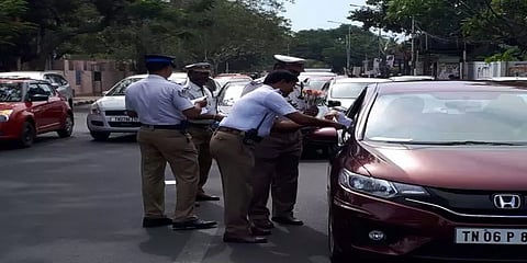 சென்னை: சைட் மிரர் இல்லாத, கறுப்பு ஸ்டிக்கர் ஒட்டிய 679 வாகன ஓட்டிகள் மீது வழக்குப் பதிவு