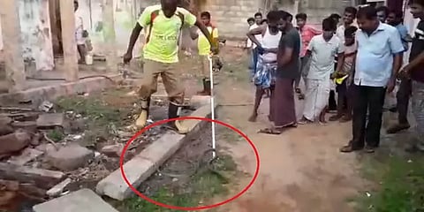 பாத்ரூமுக்குள் பதுங்கிய கொடிய விஷப்பாம்பு - நீண்ட நேரம் போராடிய தீயணைப்பு துறையினர்!