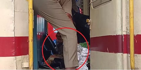 ரயில் பெட்டியில் அழுகிய நிலையில் கிடந்த பெண் சடலம்-சுத்தம் செய்தபோது காத்திருந்த அதிர்ச்சி