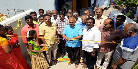 ரயில் பாதையை கடக்க சிரமப்பட்ட மாணவர்கள்: மேம்பாலம் அமைத்த பள்ளி நிர்வாகங்கள்