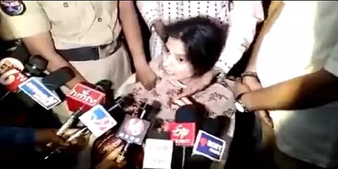 'எவ்வளவோ கெஞ்சினேன் ஆனா, என் கண் முன்னாடியே கொன்னுட்டாங்க' - ஹைதராபாத் பெண் கதறல்