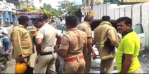 திரையரங்கம் முன்பு நிறுத்தியிருந்த கார் - திடீரென தீப்பிடித்து எரிந்ததால் பரபரப்பு