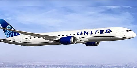 "படிகட்டுலலாம் எறங்க முடியாது" - விமான இறக்கையில் சறுக்கிச் சென்றவர் கைது