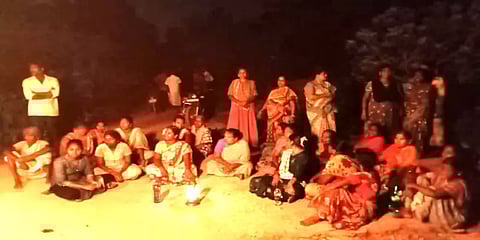 என்எல்சி நிர்வாகமே மின்சாரம் வழங்கு: தீப்பந்தம் ஏந்தி போராட்டத்தில் ஈடுபட்ட பொதுமக்கள்