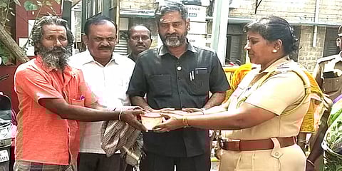 மதுரை: தொடர்ந்து ஓராண்டாக தெருவோர ஏழைகளுக்கு உணவு வழங்கும் சமூக ஆர்வலர்