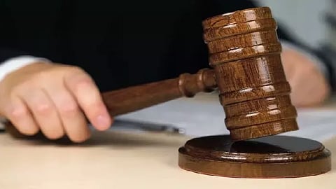 நீதிபதி பெயரில் வசூல் வேட்டை என வழக்கறிஞர் மீது புகார்