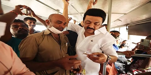 திமுக அரசின் ஓராண்டு நிறைவு - அரசுப்பேருந்தில் பயணம் செய்த முதல்வர்