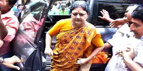 அதிமுக கொடியுடன் காரில் வந்த சசிகலா - மீனாட்சியம்மன் கோயிலில் சாமி தரிசனம்