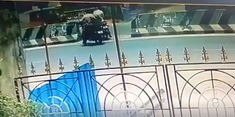 ‘சார்.. கீழே 50 ரூபாய் நோட்டுகள் கெடக்குது பாருங்க’.. காண்ட்ராக்டரை திசைதிருப்பி கொள்ளை!