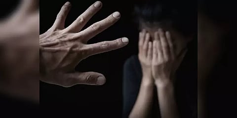 ”என் தந்தையே என்னை பாலியல் வன்கொடுமை செய்கிறார்” - வீடியோ எடுத்து நியாயம் கேட்ட மகள்!