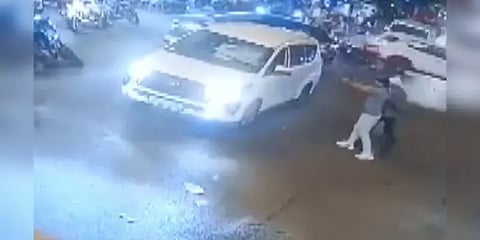 டெல்லியில் போக்குவரத்து நெரிசல்மிக்க பகுதியில் துப்பாக்கிச்சூடு - 3 பேர் படுகாயம்