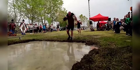 ‘மனதில் சுமப்பதால் எடை பெரிதாக தெரியவில்லை’- மனைவியை கணவன் சுமந்து செல்லும் போட்டி