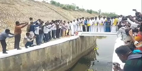 தமிழகம் வந்தடைந்த கிருஷ்ணா நதி நீர் - மலர்தூவி வரவேற்ற பால்வளத்துறை அமைச்சர்