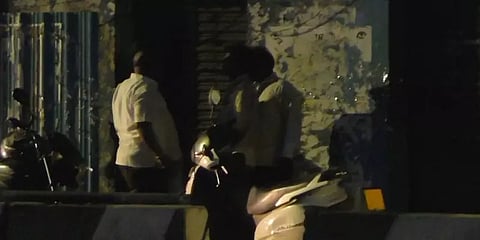 சட்டவிரோதமான டாஸ்மாக்: ஒருவரையொருவர் தாக்கிக்கொண்டு ரகளையில் இறங்கிய மது குடிப்போர்