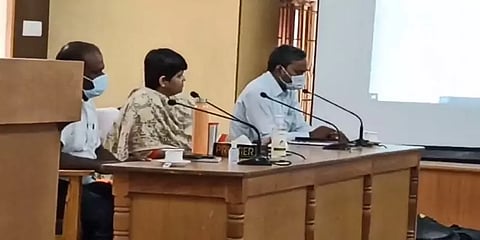 ’’மயிலே மயிலே இறகு போடு என்றால் போட மாட்டேங்குறீர்கள்’’-அதிகாரிகளை சாடிய அரியலூர் ஆட்சியர்