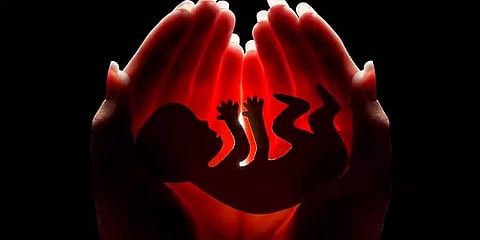 கடலூர்: வீட்டு மாடியில் பாதுகாப்பற்ற கருக்கலைப்புக்கு உள்ளாக்கப்பட்ட பெண் பத்திரமாக மீட்பு