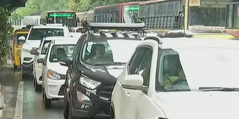 சென்னையை குளிர்விக்கும் கோடை மழை! போக்குவரத்து நெரிசலால் வாகன ஓட்டிகள் அவதி