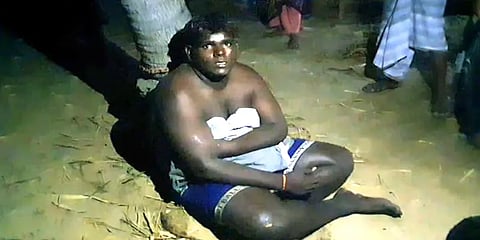 திருடச் சென்ற இடத்தில் கையும் களவுமாக கிராம மக்களிடம் சிக்கிய அரை டவுசர் திருடன்