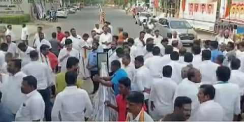 மதுரை: பேனர்களை அகற்றிய மாநகராட்சி ஊழியர்களை தாக்கமுயன்ற பாஜகவினரால் சலசலப்பு